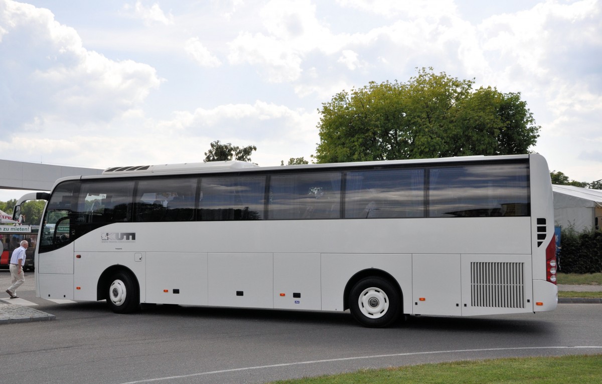 VOLVO 9700 von KUTI Travel/Ungarn beim Einparken im Juli 2013 in Krems.