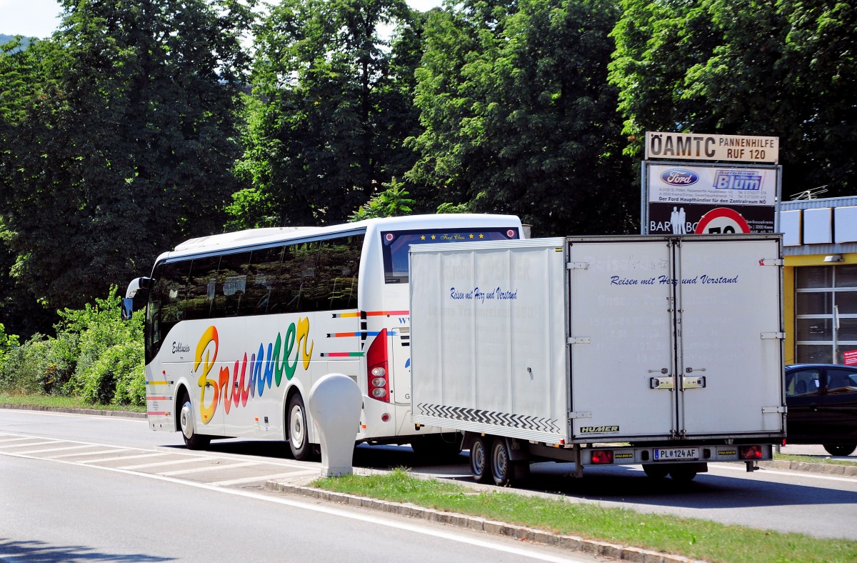 Volvo 9700 mit einem Radanhnger von Brunner Reisen aus Niedersterreich in Krems unterwegs.