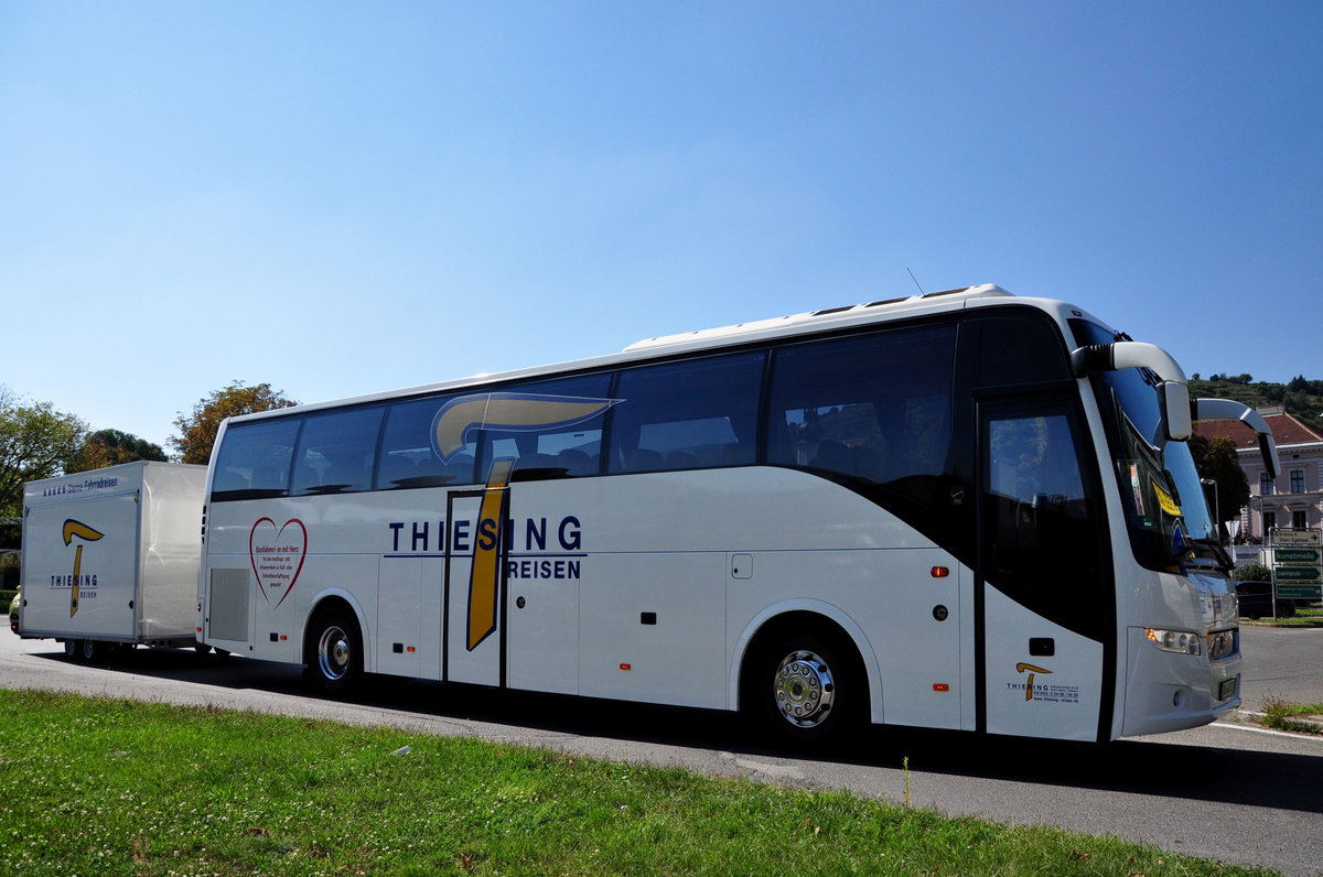 Volvo 9700 mit Radanhnger von Thiesing Reisen aus der BRD in Krems gesehen.