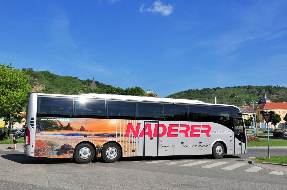 Volvo 9700 von Naderer Reisen aus Linz in Krems gesehen.