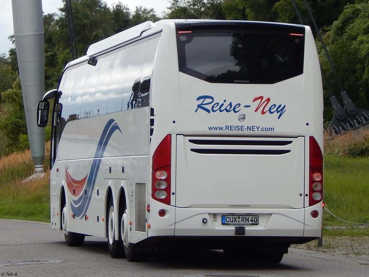 Volvo 9700 von Reise-Ney aus Deutschland im Stadthafen Sassnitz. 