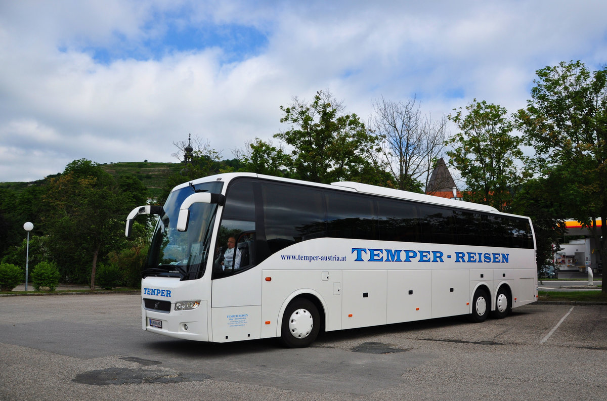 Volvo 9700 von Temper Reisen aus sterreich in Krems gesehen.