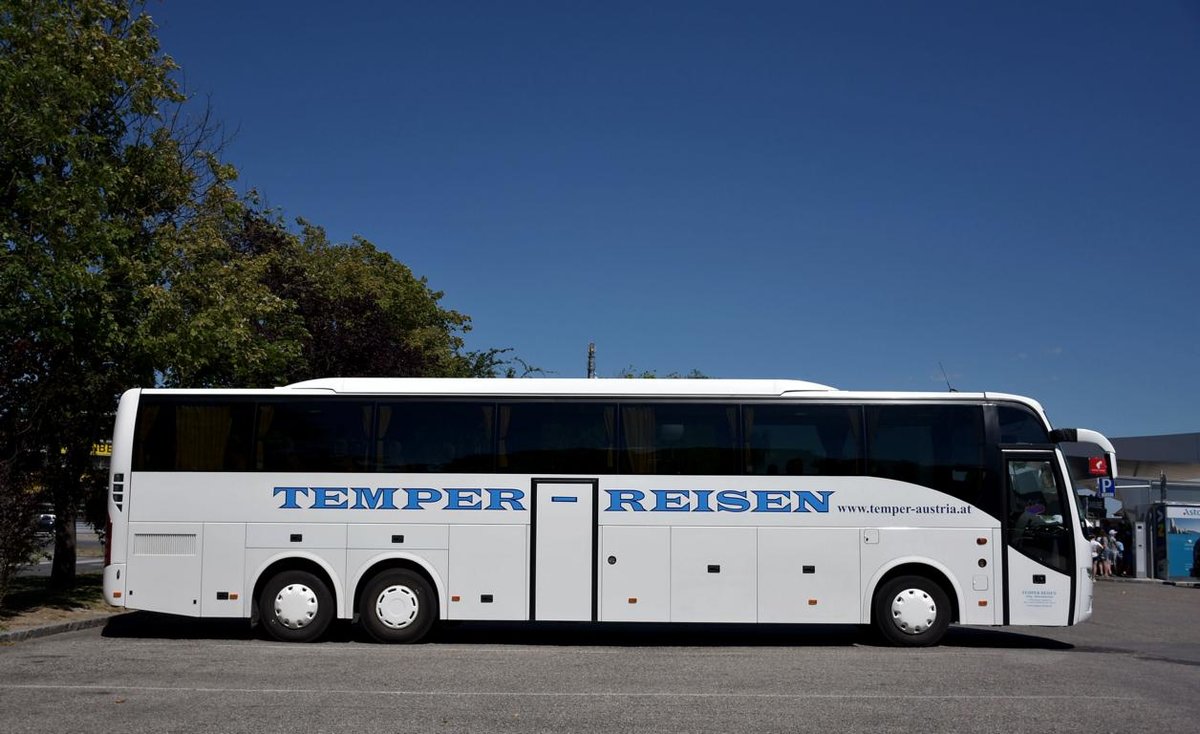 Volvo 9700 von TEMPER Reisen aus Niedersterreich 06/2017 in Krems.