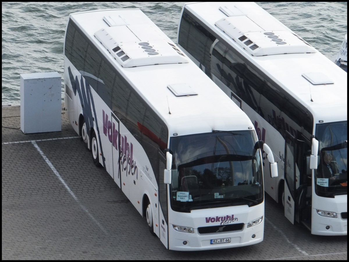 Volvo 9700 von Vokuhl Reisen aus Deutschland im Stadthafen Sassnitz.