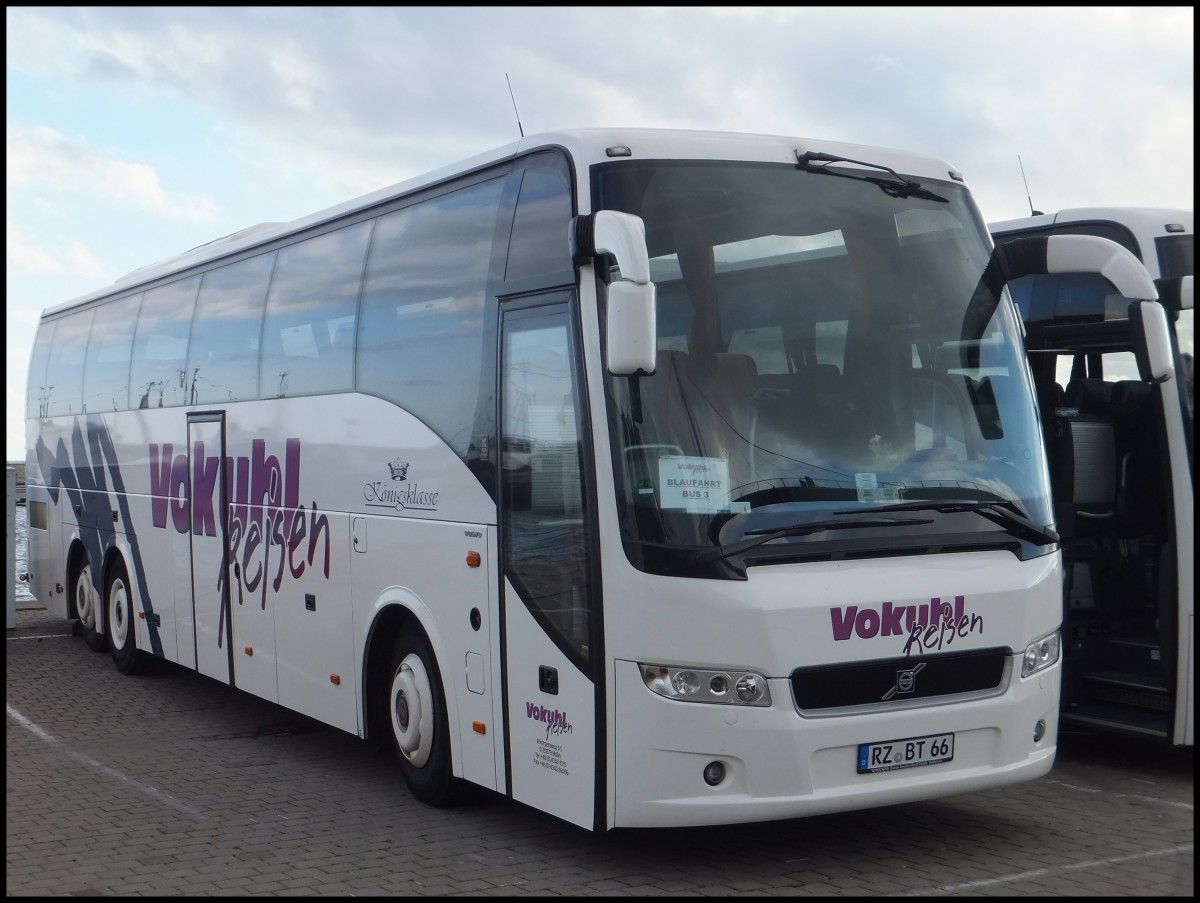 Volvo 9700 von Vokuhl Reisen aus Deutschland im Stadthafen Sassnitz.