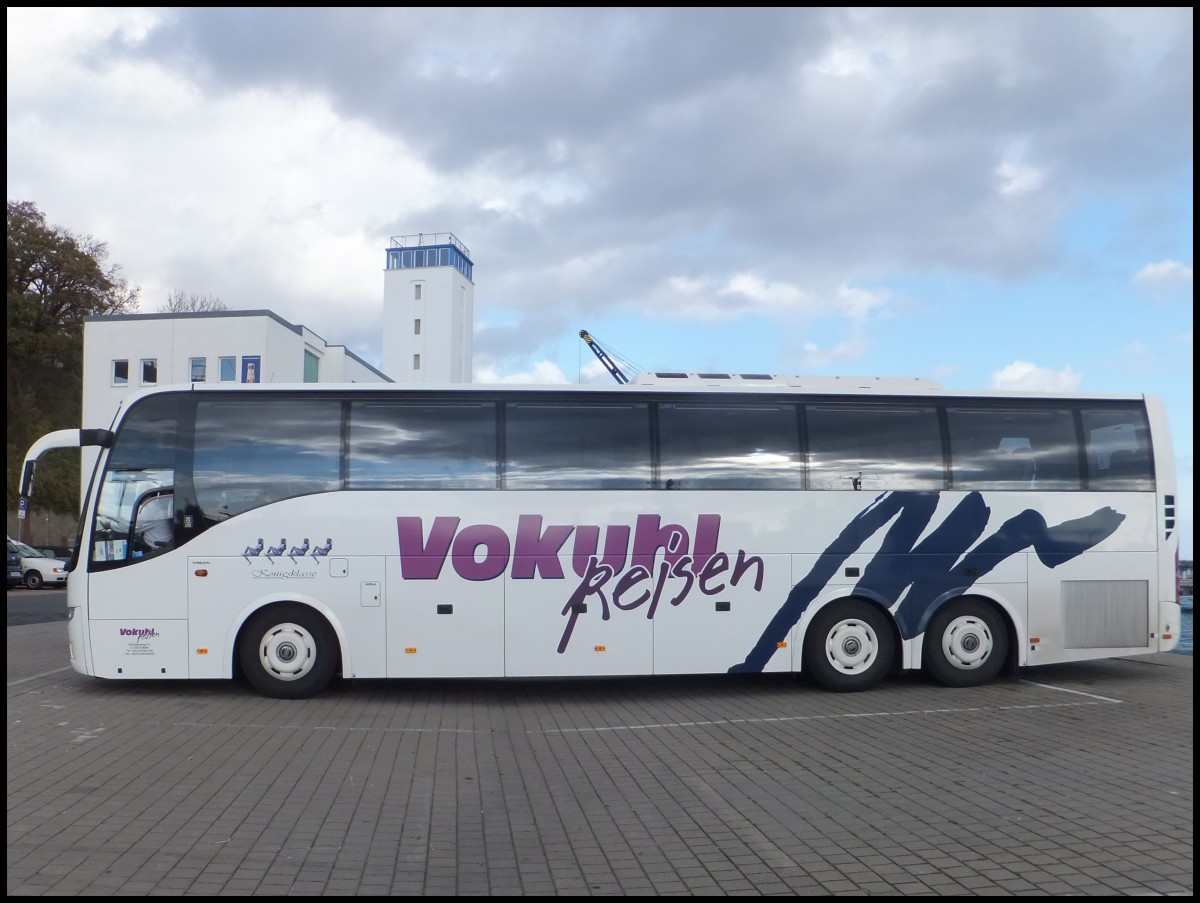 Volvo 9700 von Vokuhl Reisen aus Deutschland im Stadthafen Sassnitz.