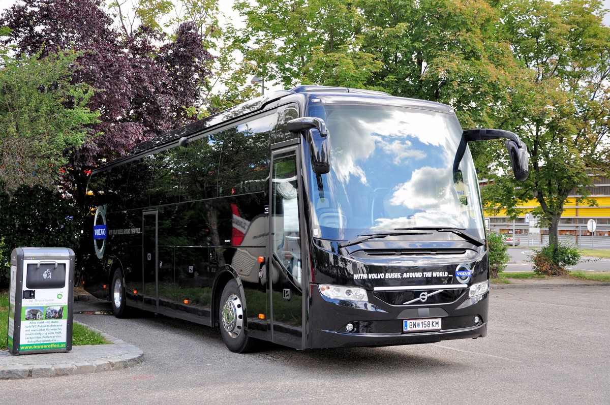 Volvo 9700 von Volvo sterreich im Juni 2015 in Krems gesehen.