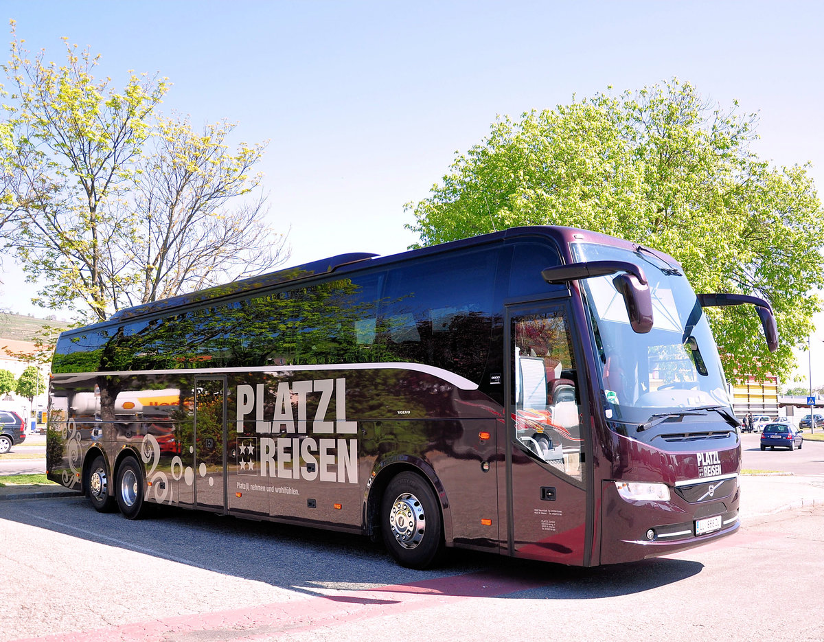 Volvo 9900 von Platzl Reisen aus sterreich in Krems gesehen.