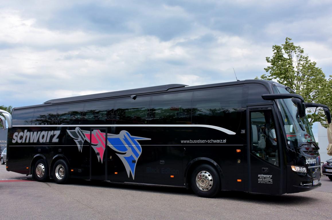 Volvo 9900 von Schwarz Reisen aus sterreich 06/2017 in Krems.