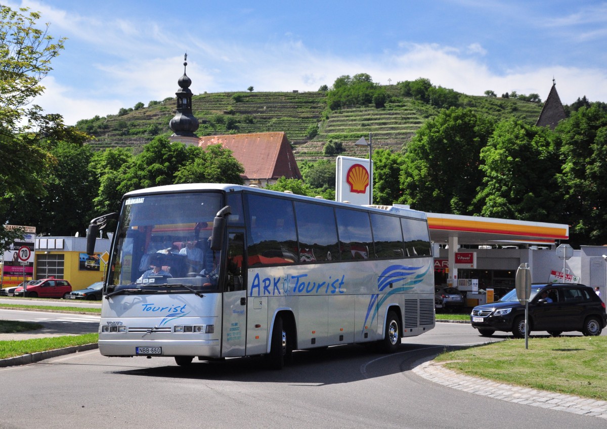 VOLVO von ARK Tourist aus Ungarn im Juni 2015 in Krems unterwegs.