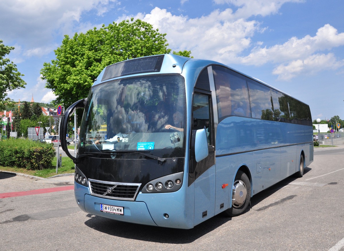 VOLVO B9R aus Niedersterreich im Mai 2015 in Krems gesehen.