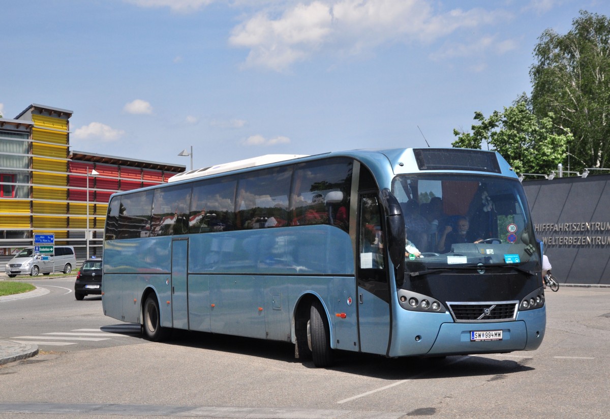 VOLVO B9R aus Niedersterreich im Mai 2015 in Krems gesehen.