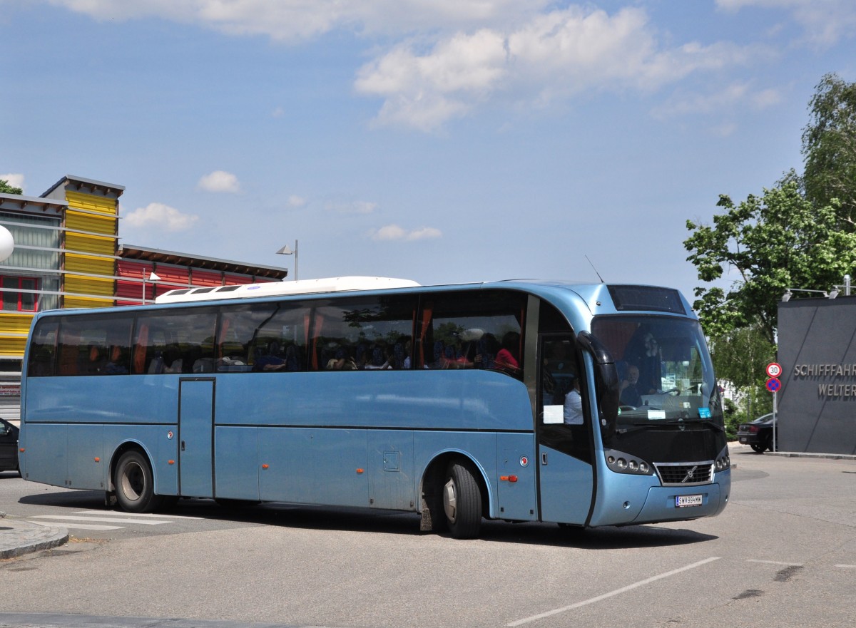 VOLVO B9R aus Niedersterreich im Mai 2015 in Krems gesehen.