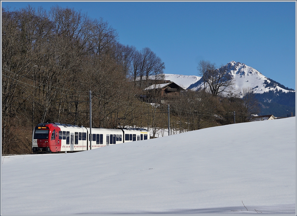 Vom 4. März bis Mitte November 2019 wird infolge des Neubaus des Bahnhofs von Châtel St-Denis die Strecke Palézieux - Chatel St-Denis mit Bussen bedient, Grund genug kurz vor dem Umbau noch ein paar Bilder zu machen, wobei in diesem Bereich, kurz vor Chatel St-Denis die  Strecke sich nicht verändern wird.

TPF Regionalzug bestehend aus TPF ABe 2/4 102 SudExpress, B und Be 2/4 102 SudExpress auf der Fahrt nach Palézieux.


16. Feb. 2019