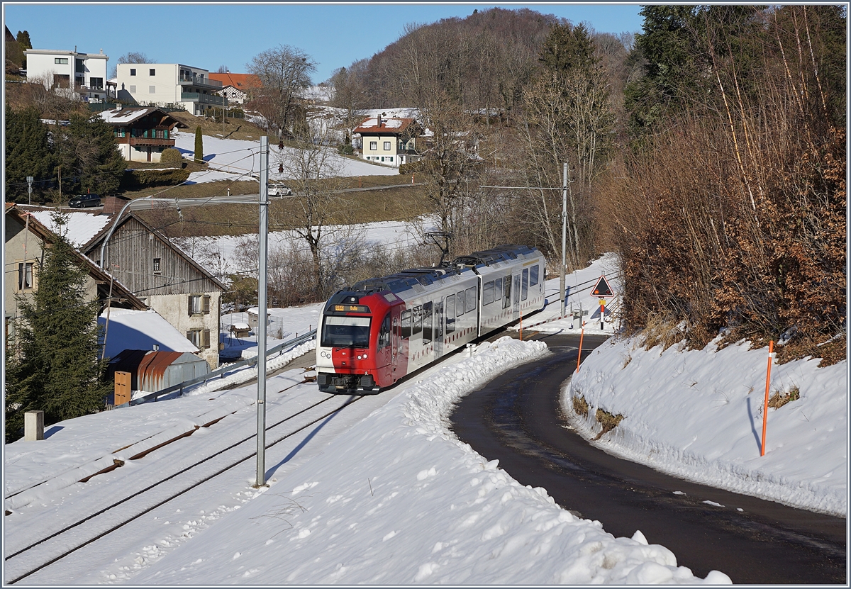 Vom 4. März bis Mitte November 2019 wird infolge des Neubaus des Bahnhofs von Châtel St-Denis die Strecke Palézieux - Chatel St-Denis mit Bussen bedient, Grund genug kurz vor dem Umbau noch ein paar Bilder zu machen, wobei in diesem Bereich, kurz vor Chatel St-Denis die  Strecke sich nicht verändern wird.

TPF Regionalzug bestehend aus TPF ABe 2/4 101 und Be 2/4 101 auf der Fahrt nach Bulle.


15. Feb. 2019