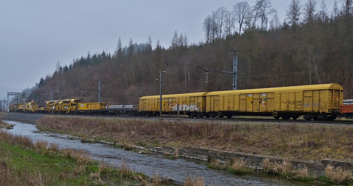 Vom Parkplatz beim Lice in Clervaux habe ich versucht den vorderen Teil des Gleisumbauzuges aufzunehmen was mir nicht ganz gelang, der Zug war einfach zu lang. 05.04.2012