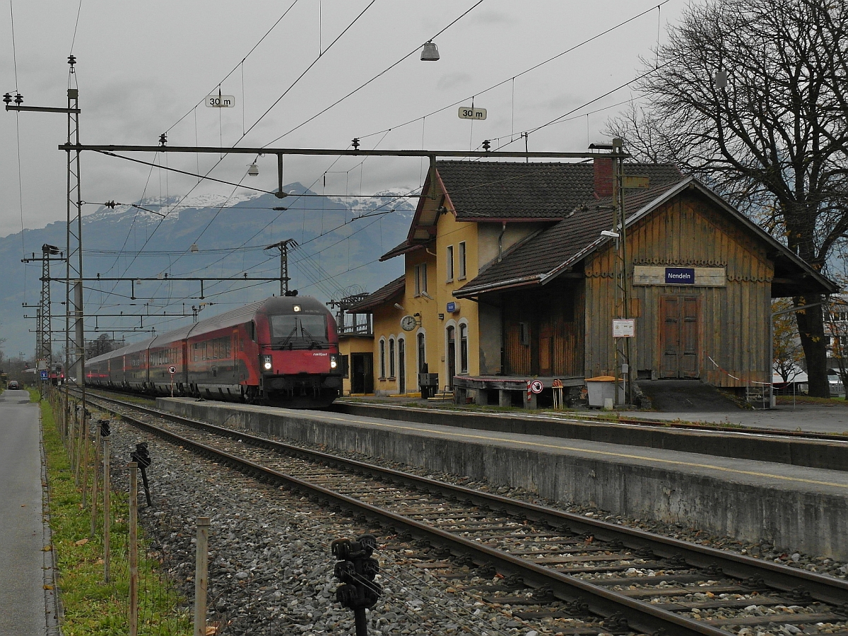 Vom schweizerischen Buchs ins österreichische Feldkirch verläuft der längste Streckenabschnitt der Vorarlbergbahn durch das Fürstentum Lichtenstein. Am 15.11.2014 passiert der RJ 167 auf der Fahrt von Zürich nach Wien den Bahnhof Nendeln, einen von insgesamt drei Bahnhöfen/Haltestellen in Lichtenstein.