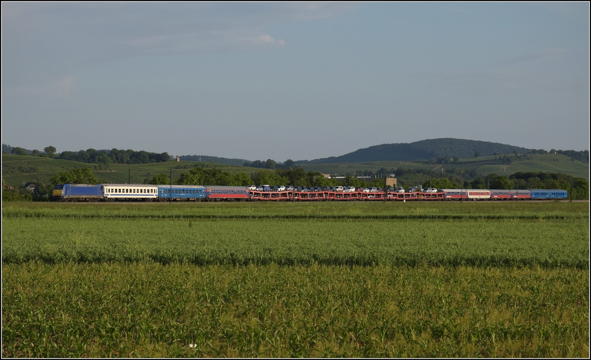 Von 146 522 gezogen, ist der Autozug bei Hügelheim noch am Beginn seiner Reise gen Norden. Hügelheim, Juni 2022.
