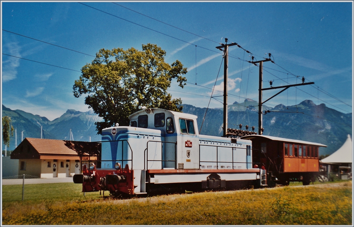 Von 1988 bis 1998 fuhren im Tourismus bzw. Museumsbahn Verkehr Reisezüge unter dem Namen Rive Bleue Express von Bouveret nach Evian und zurück. 

Dafür hatte die RBE Bahn eine E 3/3 (Tigerli) und die hier abgebildete BB 71010 (ex SNCF/Baujahr 1965) zur Verfügung. 

Obwohl seit fünf Jahren infolge schlechten Gleiszustandes keine Züge mehr nach Evian verkehren, stand im Mai 2003 die BB 71010 mit einem O-C Wagen noch in Bouveret. 

Analoges Bild vom Mai 2003