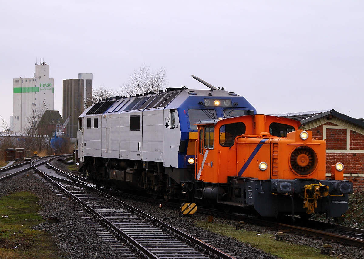 Von der 251 009-7/MaK DE2700-09 wird die Northrail/NOB/Veolia Köf III 3335 106-1 in Richtung Husum-Nord zur NOB Abstellgruppe gezogen. Husum 08.02.2014