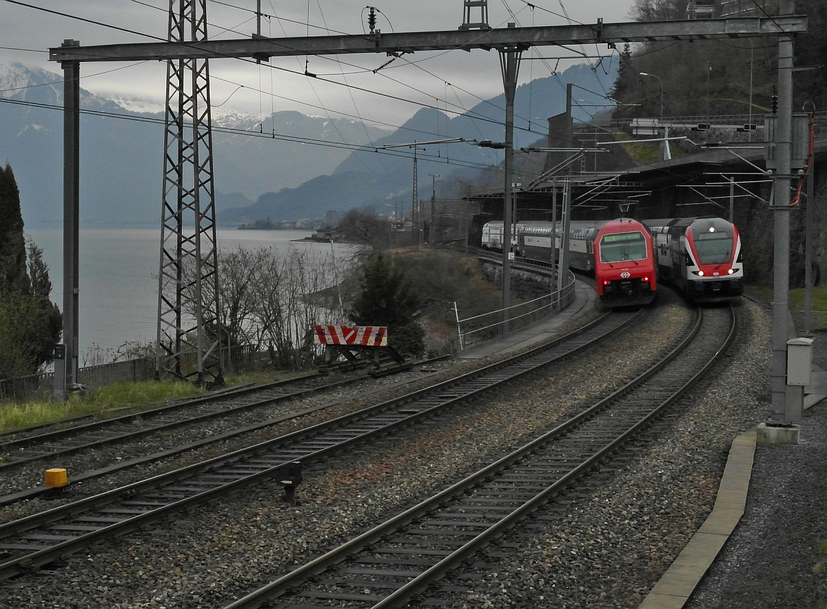 Von der am Walensee entlangführenden Strecke beginnt in Mühlehorn der kurze Einspurabschnitt bis Tiefenwinkel. Am 16.03.2014 wartet hier S2 18231 von Zürich nach Unterterzen auf die Freigabe der Strecke, nachdem RE 1768 von Chur nach Zürich diesen einspurigen Streckenabschnitt passiert hat.