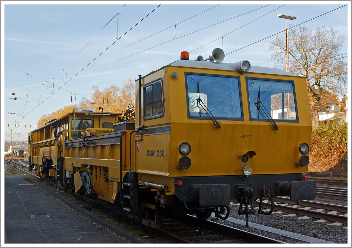 Von der anderen Frantseite...
Die Plasser & Theurer Schienenbearbeitungsmaschine SBM250 (Schienen-Hobelmaschine) der Schweerbau, Schweres Nebenfahrzeug Nr. 97 33 20 501 17-2, abgestellt am 16.11.2013 in Kreuztal.
