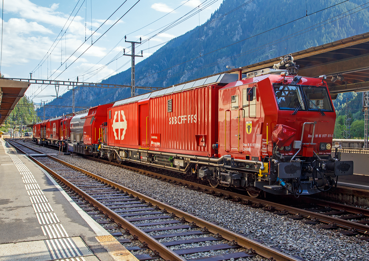 Von der anderen Seite....

Der Erstfelder SBB Lsch- und Rettungszug 2014 „Uri“ (ein vierteiliger LRZ 14) am 02.08.2019 beim Halt im Bahnhof Gschenen.  
Der Lsch- und Rettungszug wurde 2014 fr die SBB Infrastruktur, Depot Erstfeld, gebaut und besteht aus dem:
Gertefahrzeug - Xtmas 99 85 9177 011-5 CH-SBBI;
Tanklschwagen - Xans 99 85 9375 011-5 CH-SBBI;
Rettungsfahrzeug 2 - Xtmas 99 85 9174 011-8 CH-SBBI; sowie
Rettungsfahrzeug 1 - Xtmas 99 85 9174 021-7 CH-SBBI;

Die vorletzte Generation der Lsch- und Rettungszge (LRZ 2014) ist vierteilig und besteht aus einem Tanklschwagen, einem Gertefahrzeug und zwei Rettungsfahrzeugen. Der Antrieb erfolgt mit je zwei MTU-Dieselpowerpacks (6-Zylinder Turbo geladener Dieselmotor von MTU, Partikelfilter, Turbogetriebe mit eingebauten Retarder und Khlsystem) nach EU-Abgas-Emissionsstufe IIIA Norm, mit je 390 kW Leistung ber die beiden Rettungs- sowie das Gertefahrzeug. Der Lsch- und Rettungszug hat so eine installierte Gesamtleistung von 2.340 kW, eine Hchstgeschwindigkeit von 100 km/h und kann Anhngelasten von 940 Tonnen bei einer Steigung von 27 Promille bewegen. Der gesamte Atemluftvorrat des Zuges betrgt 1.980.000 Normliter und wird in 132 Speicherflaschen, die ein Volumen von 50 Litern haben, mit 300 Bar Druck gelagert. An verschiedenen Orten in den Innenrumen und auf den Plattformen sind Anschlsse fr die Atemluftversorgung vorhanden. Daran knnen separate Atemschutzmasken oder das tragbare Atemschutzgert mit Geber- und Nehmerschlauch angeschlossen werden. Alle Fhrerstandkabinen sind druckdicht und verfgen ber eine Atemluftversorgung, welche einen berdruck erzeugt. In den Fhrerstandkabinen des Gertefahrzeugs und des Tanklschwagens ist zustzlich ein Bedienpult fr die Feuerlschtechnik eingebaut.
Zwischen 4 und 5 Stunden  ist ein autonomer Betrieb des LRZ mglich.

Im Einsatz wird der Zug in zwei Einheiten geteilt. Die erste Einheit aus Gertefahrzeug und Tanklschwagen dient der Feuerbekmpfung und dem Bergungsarbeiten. Die zweite Einheit, bestehend aus zwei Rettungsfahrzeugen bernimmt im Shuttleverkehr den Personentransport zu einem sicheren Ort.

Fr den Gotthard-Basistunnel (GBT) werden zwei dieser LRZ 14 vorgehalten, dieser steht beim neuen Erhaltungs- und Interventionszentren (EIZ) Erstfeld und ein weiterer beim EIZ Biasca. Fr jeden Zug wird rund um die Uhr (7x24 h) eine Besatzung mit je 5 Mann vorgehalten. Die Mannschaften der Lsch- und Rettungszge sind an deren Standorten kaserniert. Das ermglicht, dass sie auch in der Nacht innerhalb weniger Minuten einsatzbereit sind. Die Zge sind innerhalb 5 Minuten startklar. Im Ereignisfall erfolgt dann eine entsprechende Verstrkung durch externe Einsatzkrfte, wie Feuerwehr, Sanitt, etc..

Technische Daten Rettungsfahrzeug 1 und 2:
Ausrstung Rettungscontainer:
Auenluftunabhngiger Hauptraum mit leichtem berdruck, zugnglich durch Schleusenraum;
Platz fr etwa 60 Personen oder 40 Personen und 6 Liegen
20 Atemschutzgerte mit angeschlossenem Geber- und Nehmerschlauch 
Tragbahren faltbar, Rettungsbretter, Schaufelbahren, Vakuummatratzen
Material fr lebensrettende Sofortmanahmen und Sanittsmaterial
Anschlsse fr die Versorgung von Patienten mit Medizinsauerstoff
Raumberwachungsgerte fr Sauerstoff und Kohlendioxid
Brandschutzausrstung der Mannschaft (Jacken, Hosen, Stiefel, Helme) 
Explosionsmessgert und Wrmebildkameras
Ausrstung Rettungsplattform
Treppenmodul2 Schwenkarme mit Kettenzug
2 Feste LED Scheinwerfer
Prf- und Erdungsgarnituren fr die Fahrleitung 

TECHNISCHE DATEN (Fahrzeug):
Hersteller Basisfahrzeug: Windhoff Bahn- und Anlagentechnik GmbH
Basisfahrzeug Typ: WINDHOFF MPV
Hersteller Rettungscontainer und Atemluftanlage: Drger Safety AG
Spurweite: 1.435 mm (Normalspur)
Achsfolge: Bo´Bo´
Eigengewicht: ca. 70.000 kg
Max. Zuladung: 7.000 kg
Lnge ber Puffer:  22.060 mm
Drehzapfenabstand: 15.500 mm
Achsabstand im Drehgestell: 2.600 mm
Treibraddurchmesser: 920 mm (neu)
Hhe der Containerauflage: 1.220 mm
Hchstgeschwindigkeit: 100 km/h (eigen und geschleppt)
Leistung: 2 x 390 kW
Dieselmotor: 2 x MTU-Dieselpowerpack (6-Zylinder Turbo geladener Dieselmotor von MTU, Partikelfilter, Turbogetriebe mit eingebauten Retarder und Khlsystem)
Kleinster befahrbarer Gleisbogen: R 120 m

Technische Daten Tanklschwagen:
Ausrstung Tanklschwagen:
1 Frontmonitor an Fhrerkabine, Leistung 800 l/Min. bei 8 Bar, Wurfweite ca. 35 m (Wasser)
1 Wasser-/Schaumwerfer auf Kabinendach, Leistung 2400 l/Min. bei 8 Bar, Wurfweite ca. 70 m (Wasser), ca. 60 m (Schaum)
Fahrzeugfront, Selbstschutzdsen 2  75 l/Min. und 1  150 l/Min.
Abgnge getrennt fr Wasser – Wasser/Schaum
Aufbaubarer Wasser-/Schaumwerfer mit 1200 l/Min.
Aufbaubare Hydroschilder mit 720 und 1800 l/Min.
feste LED-Scheinwerfer
Schlauchmaterial 1.000 m (Schlauchgren 40 mm, 55 mm, 75 mm)
Teilstcke, Hohlstrahlrohre, Schwer- und Kombischaumrohre
Handfeuerlscher (Schaum, CO2)
Prf- und Erdungsgarnituren fr die Fahrleitung

Maschinenraum Tanklschwagen:
Dieselmotor Deutz (238 kW / 324 PS), 6 Zylinder mit vollautomatischem Partikelfilter welcher die Abgasnorme Stage IIIB erfllt und angeflanschtem Pumpenaggregat von Vogt
Druckpumpe 6000 l/Min. bei 10 Bar
Schaummittelpumpe 500 l/Min., 0–6 % Zumischrate
Hochdruckpumpe 500 l/Min. bei 40 Bar

TECHNISCHE DATEN (Fahrzeug):
Hersteller Untergestell: Josef Meyer AG
Hersteller Fahrzeug Oberbau: Windhoff Bahn- und Anlagentechnik GmbH
Hersteller Atemluftanlage: Drger Safety AG
Hersteller Feuerlschtechnik: Vogt AG
Spurweite: 1.435 mm (Normalspur)
Anzahl der Achsen: 4 in zwei Drehgestellen
Lnge ber Puffer:  17.040 mm
Drehzapfenabstand: 12.000 mm
Achsabstand im Drehgestell: 1.800 mm
Eigengewicht: 41.000 kg
Dienstgewicht 90.000 kg
Lschwasservorrat: 45.000 Liter
Schaumextrakt-Vorrat: 1.500 Liter

Technische Daten Gertefahrzeuge:
Arbeitsmodul/Generator:
Generator 65 kVA fr Bordnetz, Dieselmotor Deutz (erfllt Abgasnorm IIIB, ausgerstet mit einer integrierten Abgasnachbehandlung und aktiver Regeneration mittels eines DPF/Brenners).
Atemluftfilteranlage und Abfllstation fr tragbare Atemluftflaschen.

Feuerlschanlage:
1 Frontmonitor an Fhrerkabine, Leistung 800 l/Min. bei 8 Bar, Wurfweite ca. 35 m (Wasser)
1 Wasser-/Schaumwerfer auf Kabinendach, Leistung 2400 l/Min. bei 8 Bar, Wurfweite ca. 70 m (Wasser), ca. 60 m (Schaum)
Fahrzeugfront, Selbstschutzdsen 2  75 l/Min. und 1  150 l/Min.

Ausrstung:
Motorspritze (Typ 1, mobil, 800 l/Min. bei 8 Bar, resp. nach Umbau Lenzpumpe 2700 l/Min. bei 1,5 Bar mit Saugschluchen)
Diverses lwehrmaterial – lbindemittel, Feuerlscher (Schaum, Pulver, CO2), Werkzeug, Explosionsgeschtzte Handlampen und Wrmebildkameras
Beleuchtungsmaterial – Scheinwerfer (1.000 W)
ELRO-Pumpe mit Saug-/Druckschluchen
Schienenrollwagen
Rettungskettensge, Trennschleifer, Rettungsschere/Rettungsspreizer, Pioniermaterial, Leiter und Absperrmaterial
Evakuierungsstege
Hilfskupplungen fr Fahrzeuge mit automatischer Kupplung
Kran Palfinger PC 3800 mit Seilwinde

TECHNISCHE DATEN (Fahrzeug):
Hersteller Basisfahrzeug: Windhoff Bahn- und Anlagentechnik GmbH
Basisfahrzeug Typ: WINDHOFF MPV
Hersteller Arbeitsmodul: Drger Safety AG
Hersteller Feuerlschtechnik: Vogt AG
Spurweite: 1.435 mm (Normalspur)
Achsfolge: Bo´Bo´
Eigengewicht: 71.900 kg
Dienstgewicht: 80.000 kg
Lnge ber Puffer:  22.060 mm
Drehzapfenabstand: 15.500 mm
Achsabstand im Drehgestell: 2.600 mm
Treibraddurchmesser: 920 mm (neu)
Hhe der Containerauflage: 1.220 mm
Hchstgeschwindigkeit: 100 km/h (eigen und geschleppt)
Leistung: 2 x 390 kW
Dieselmotor: 2 x MTU-Dieselpowerpack (6-Zylinder Turbo geladener Dieselmotor von MTU, Partikelfilter, Turbogetriebe mit eingebauten Retarder und Khlsystem)
Kleinster befahrbarer Gleisbogen: R 120 m

Quellen: SBB und Anschriften
