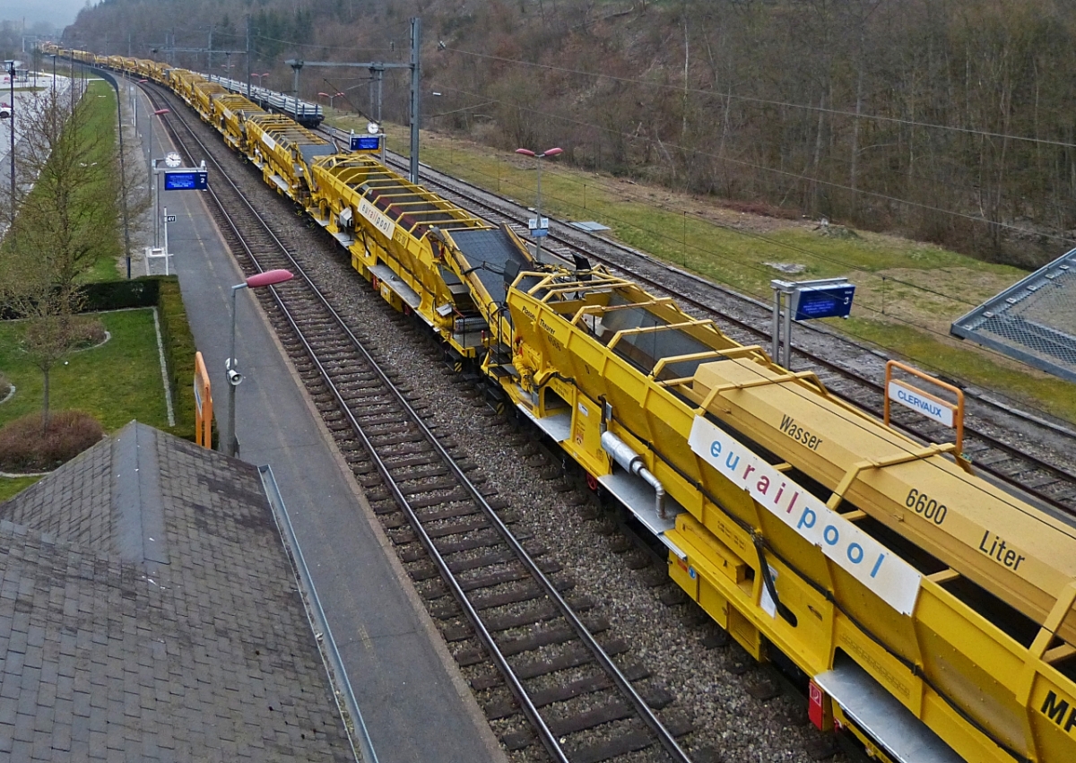 Von der Brcke ber dem Bahnhof von Clervaux habe ich den Gleisumbauzug fotografiert.
Morgen frh werden die Wagen noch in die Richtige Reihenfolge gesetzt um danach seine Arbeit zwischen Mecher und Drauffelt der Gleis Erneuerung zu beginnen. 05.04.2021
