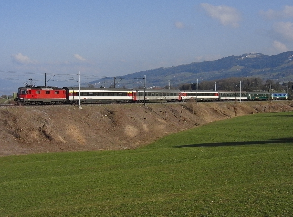 Von Chur kommend befindet sich der RHEINTAL-EXPRESS RE 3832 am 09.03.2012 bei Mörschwil auf der Fahrt nach St. Gallen kurz vor seinem Ziel.