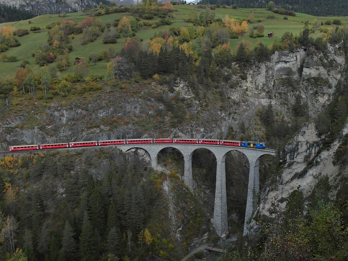 Von Chur kommend überquert RE 1133 auf der Fahrt nach St. Moritz die Landwasser auf dem gleichnamigen Viadukt (12.10.2014).
