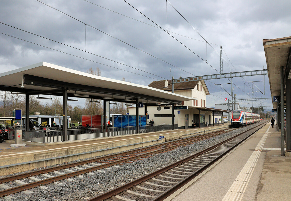 Von Coppet nach Annemasse: Blick über den Bahnhof Coppet, dem Anfangspunkt des Léman Express. Gerade fährt CFF 522 230 ein. 10.März 2023 