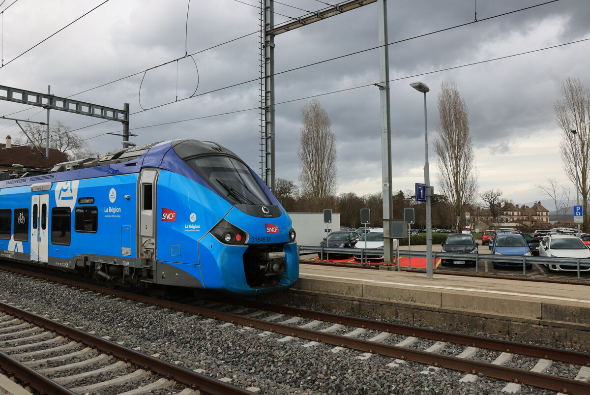 Von Coppet nach Annemasse: SNCF Triebzug 31545 mit dem Schloss Coppet im Hintergrund. 10.März 2023