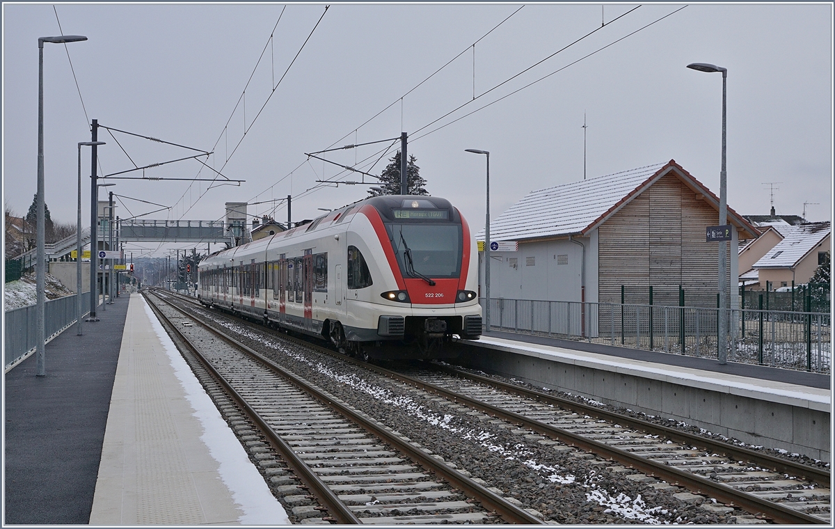 Von Delle kommend und nach Meroux fahrend verlässt der SBB RABe 522 206 als RE 18176 nach einem kurzen Halt den Bahnhof von Grandvillars.

11. Jan. 2019