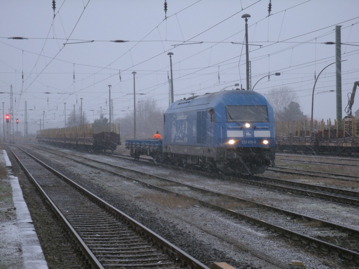 Von einem kurzen Schneeschauer lie� sich der PRESS Eurorunner 253 015 bei den Rangieren,am 13.Januar 2014,in Bergen/R�gen nicht st�ren.