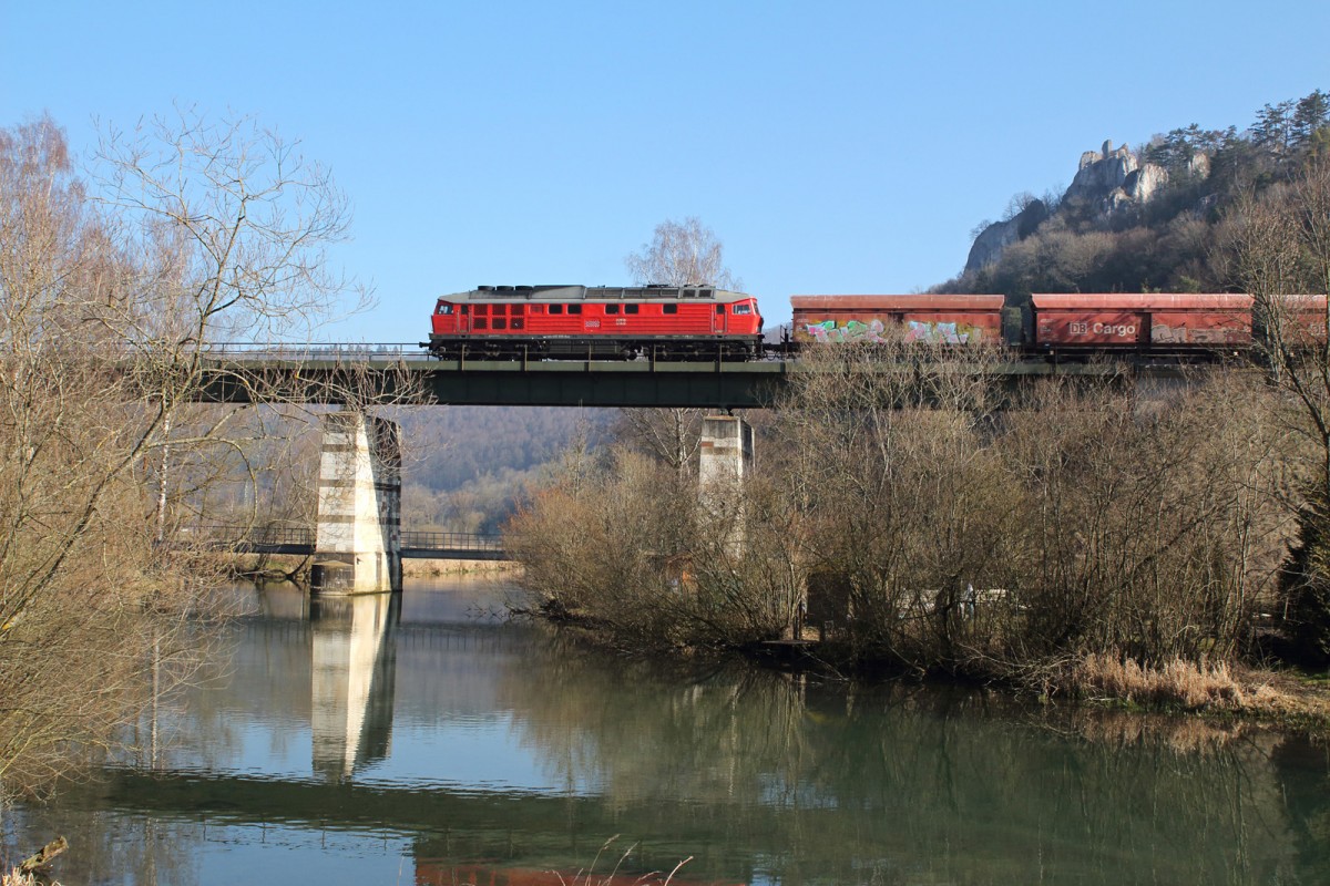 Von der Fa. Merkle holte die Ulmer 232 635-3 am 13.03.14 einen beladenen Kalkzug ab und brachte ihn zum Umsetzen zum Bahnhof von Blaubeuren.