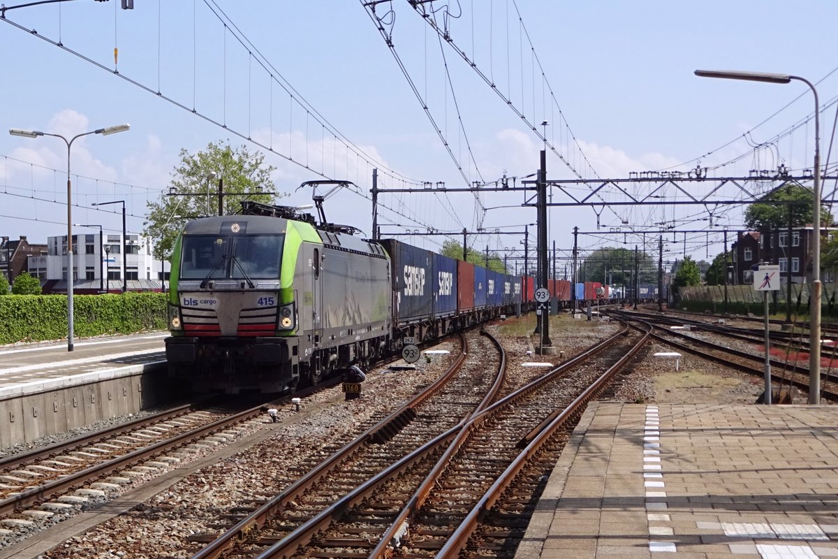 Von Genua via die Schweiz (Lötschberg), Baden-Württemberg, entlang die Rhein nach Rotterdam-Kijfhoek fahrt am 18 Mai 2019 BLS 475 415 -ohne Lokwechsel! Am diesen Tag wurde die 475 418 in Dordrecht auf den Chip gebrannt.