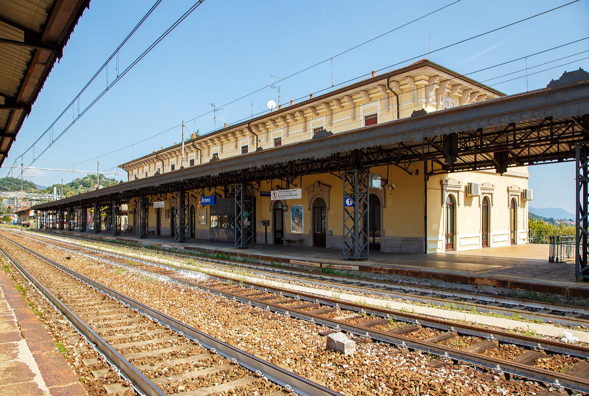 Von der Gleisseite, das Empfangsgebäude vom Bahnhof Arona am Lago Maggiore (04.08.2019). 

Der Bahnhof liegt an der Bahnstrecke Domodossola – Mailand, zudem ist er Endpunkt der Strecken nach Novara und Santhià (seit 2012 eingestellt).