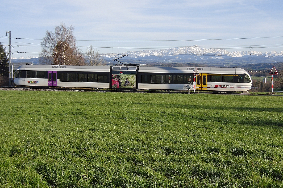 Von Konstanz kommend fährt am 14.04.2013 die Regionalbahn 25878 bei Guntershausen den Seerücken hinunter Richtung Zielbahnhof Weinfelden.