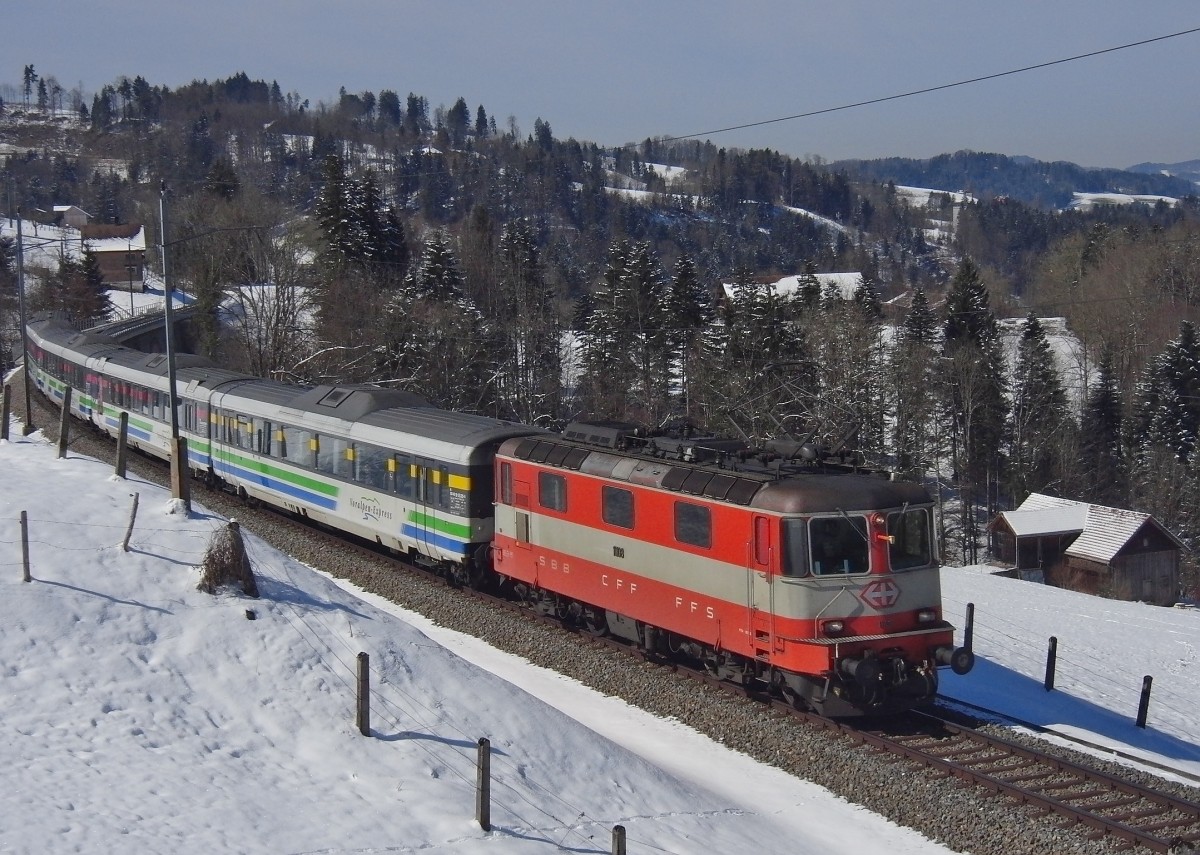 Von Luzern kommend ist die in Swiss-Express-Lackierung gehaltene Re 4/4 II 11108 mit dem VORALPEN-EXPRESS IR 2413 am 16.03.2013 bei Degersheim unterwegs nach Romanshorn.