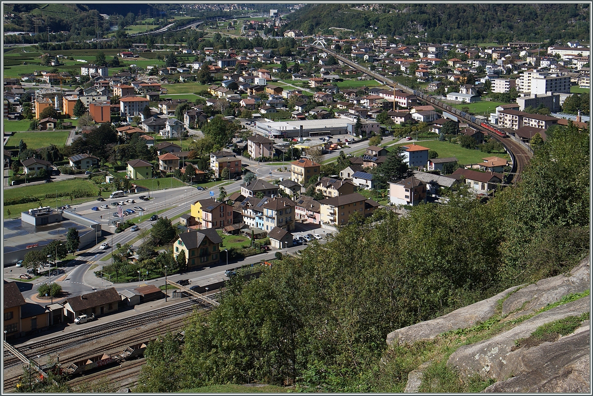 Von Norden kommend erreicht ein Güterzug in Kürze den Bahnhof von Biasca. 

24. Sept. 2015