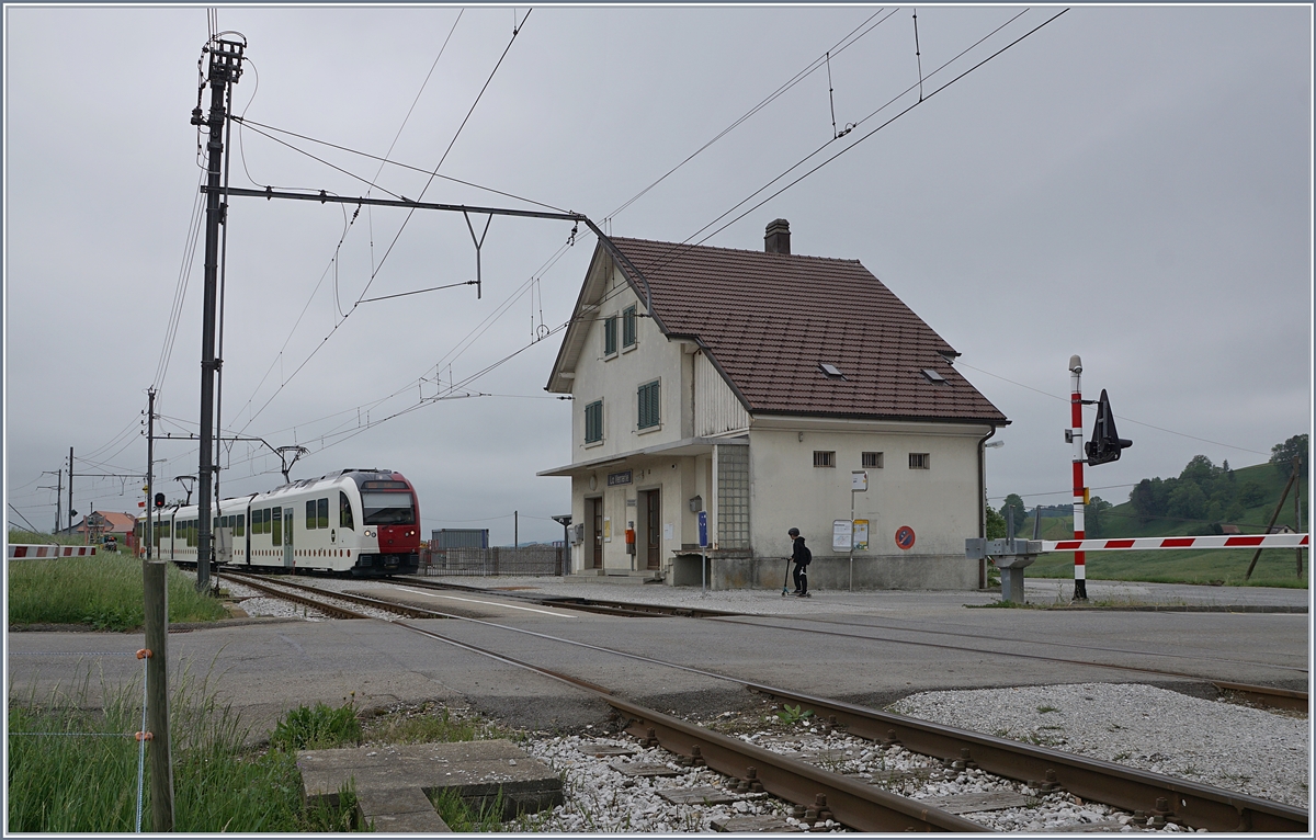Von Palézieux kommend erreicht der TPF Be 2/4 101/ B  / ABe 2/4 101 den Bahnhof La Verrerie, wo es gilt den Gegenzug abzuwarten. 

12. Mai 2020