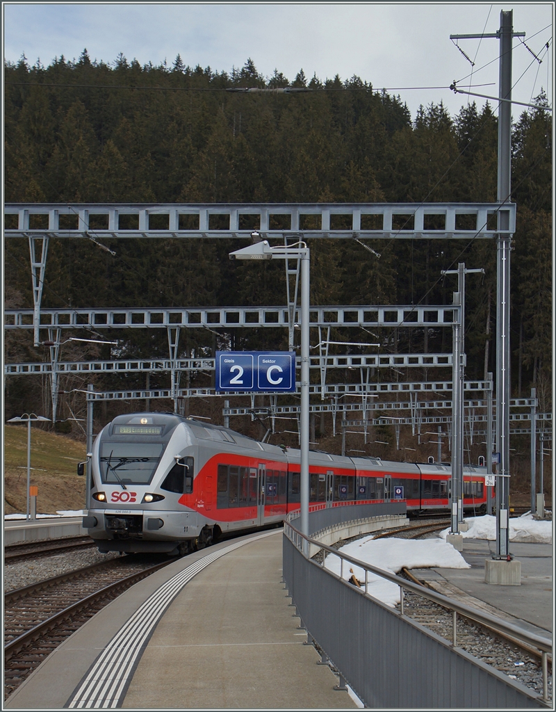 Von Pfäffikon SZ kommend erreicht die nach Einsieden fahrende S13, bestehend aus dem SOB Flirt 526 044-3 Biberbrugg. 
17. März 2015