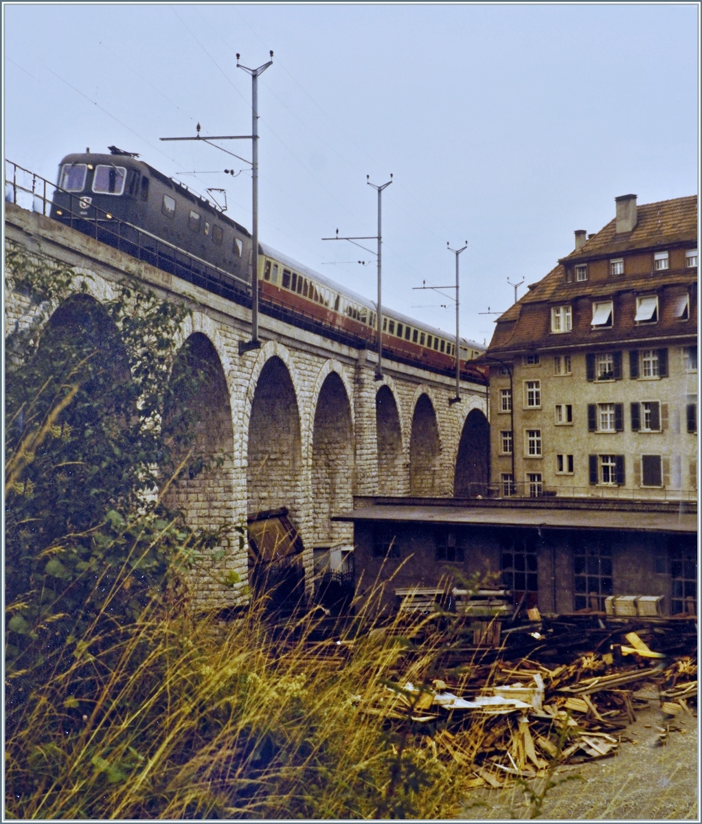 Von einer Re 6/6 gezogen fährt der IC 375  Mont-Blanc  auf dem Oberdorfviadukt in Richtung Grenchenbergtunnel. 

Analogbild vom 4. August 1984