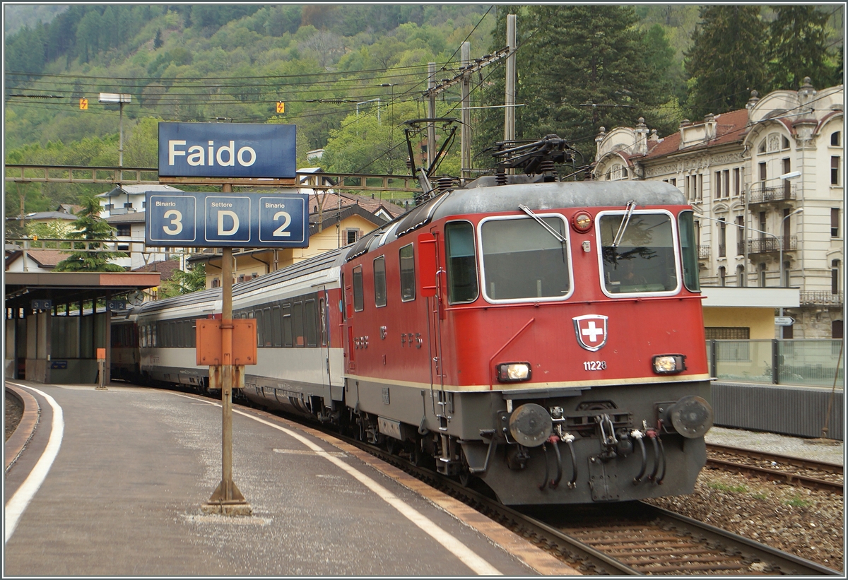 Von Rodi-Fiesso durch die Dazio Grande nach Faido: Faido ist ereicht! Doch die Fahrt geht weiter, Richtung Süden. Re 4/4 II 11228 mit dem IR 2169 von Basel nach Locarno wartet auf die Abfahrt.
6. Mai 2014