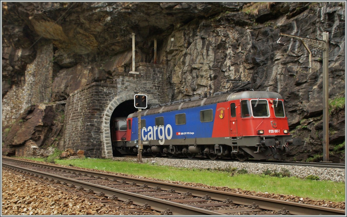 Von Rodi-Fiesso durch die Dazio Grande nach Faido: Die SBB Re 620 087-7 verlässt den Boscerina Tunnel.
6. Mai 2014