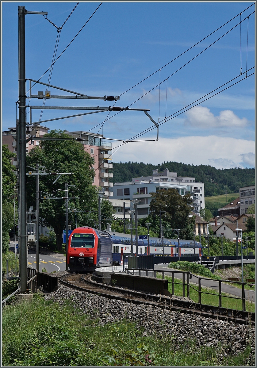Von Schaffhausen nach Uster ist diese S9 der Zürcher S-Bahn unterwegs. In Neuhausen Rheinfall legt sie einne kurzen Halt ein. 

