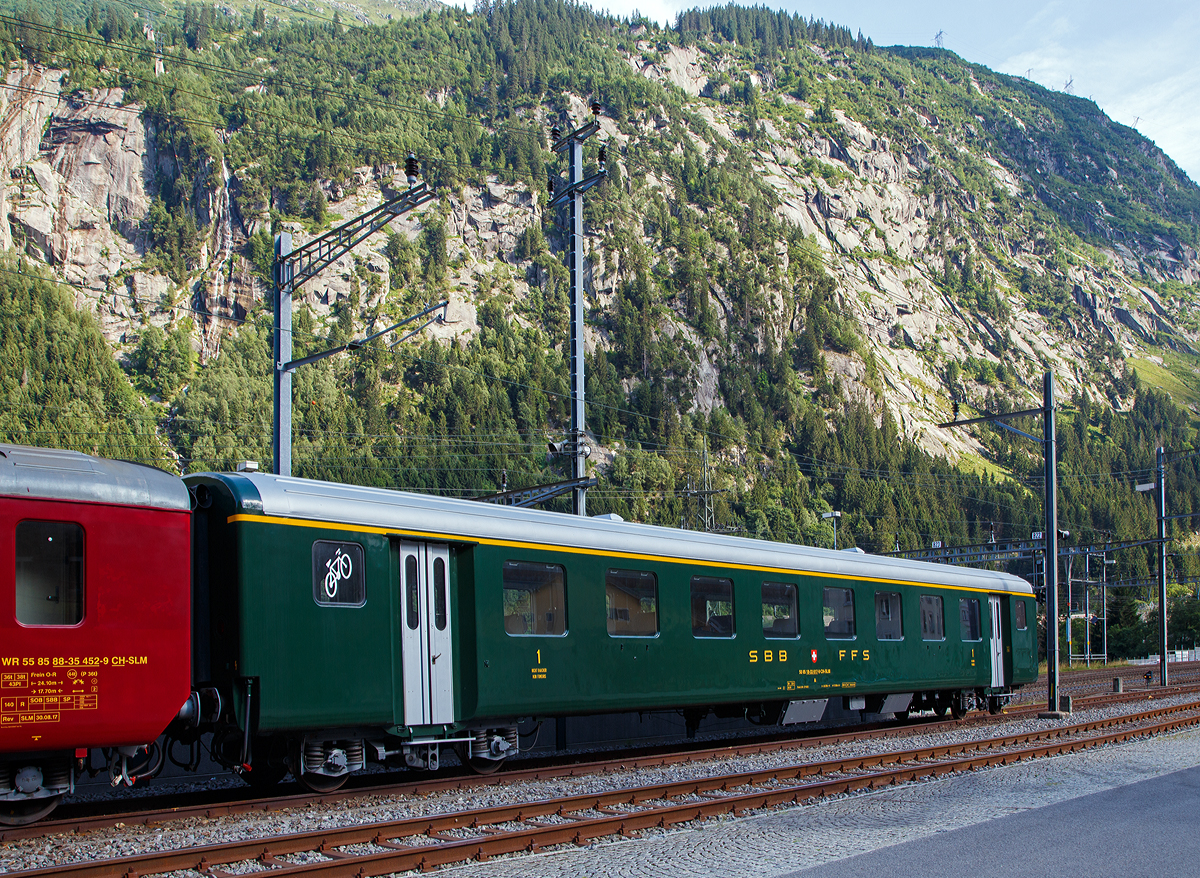 
Von der SLM GmbH (Schorno Locomotive Management) abgestellte Wagen beim Bahnhof Göschenen (01.08.2019). Hier der ehemalige SBB 1.Klasse Einheitswagen I – A 50 85 18-33 617-9 CH-SLM, ex A 50 85 18-33 617-9 CH-SBB. 

Die Einheitswagen I sind die Nachfolger der Leichtstahlwagen und wurden zwischen 1956 und 1967 gebaut. Sie waren (wie hier) ursprünglich in SBB-Grün lackiert und hatten ein Gewicht von 28 bis 32 Tonnen, eine Länge von 23,7 m und eine zulässige Höchstgeschwindigkeit von 140 km/h.

Damit die Einstiege über den Drehgestellen angeordnet werden konnten, mussten die Drehgestellrahmen in der Mitte gekröpft ausgeführt werden. 

Die Senkfenster sind einteilig, einfach verglast und rahmenlos; die Scheiben werden beim Öffnen bis zur Hälfte in die Wagenseitenwand versenkt.

TECHNISCHE DATEN:
Spurweite: 1.435 mm (Normalspur)
Länge über Puffer: 23.700 mm
Drehzapfenabstand: 17.900 mm
Achsabstand im Drehgestell: 2.700 mm
Eigengewicht: 30 t
Sitzplätze: 48 in der 1.Klasse und Fahrradabteil
Bremse: O-R (P43t)
