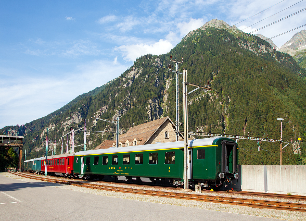 
Von der SLM GmbH (Schorno Locomotive Management) abgestellte Wagen beim Bahnhof Göschenen (01.08.2019). Im Vordergrund der ehemalige SBB 1.Klasse Einheitswagen I – A 50 85 18-33 617-9 CH-SLM, ex A 50 85 18-33 617-9 CH-SBB. 

Die Einheitswagen I sind die Nachfolger der Leichtstahlwagen und wurden zwischen 1956 und 1967 gebaut. Sie waren (wie hier) ursprünglich in SBB-Grün lackiert und hatten ein Gewicht von 28 bis 32 Tonnen, eine Länge von 23,7 m und eine zulässige Höchstgeschwindigkeit von 140 km/h.

Damit die Einstiege über den Drehgestellen angeordnet werden konnten, mussten die Drehgestellrahmen in der Mitte gekröpft ausgeführt werden. 

Die Senkfenster sind einteilig, einfach verglast und rahmenlos; die Scheiben werden beim Öffnen bis zur Hälfte in die Wagenseitenwand versenkt.

TECHNISCHE DATEN:
Spurweite: 1.435 mm (Normalspur)
Länge über Puffer: 23.700 mm
Drehzapfenabstand: 17.900 mm
Achsabstand im Drehgestell: 2.700 mm
Eigengewicht: 30 t
Sitzplätze: 48 in der 1.Klasse und Fahrradabteil
Bremse: O-R (P43t) 