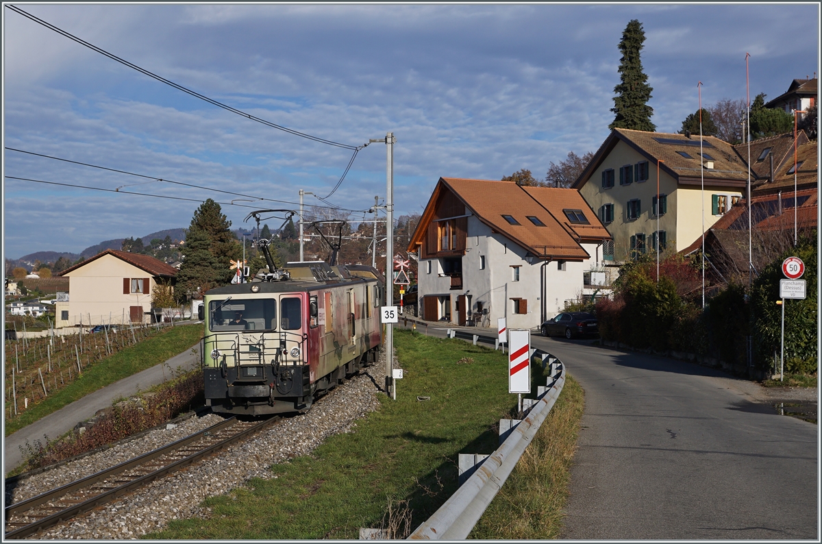 Von der SLM/BBC 1983 gebaut und an die GFM geliefert, übernahm die MOB von der TPF 2008 die GDe 4/4 102  Neirivue  (mit der Schwesterlok GDe 4/4 101) und setzt sie seitdem als GDe 4/4 6006 ein. Das Bild zeigt die MOB GDe 4/4 6006  Aigle les Murailles , die mit dem MOB Panoramic Express 2111 von Zweisimmen nach Montreux bei Planchamp unterwegs ist.

23. Nov. 2020