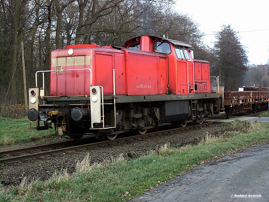 von der sonne angestrahlt fuhr 295 041-8 mit einen güterzug am 18.12.13 vom bhf glinde